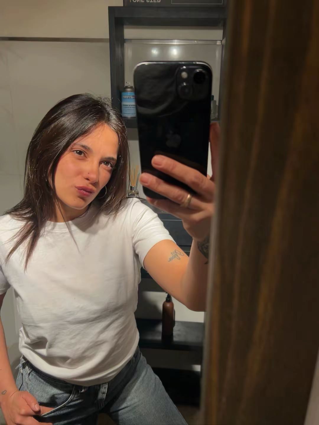Girl from Argentina taking a mirror selfie, ready for a typed chat